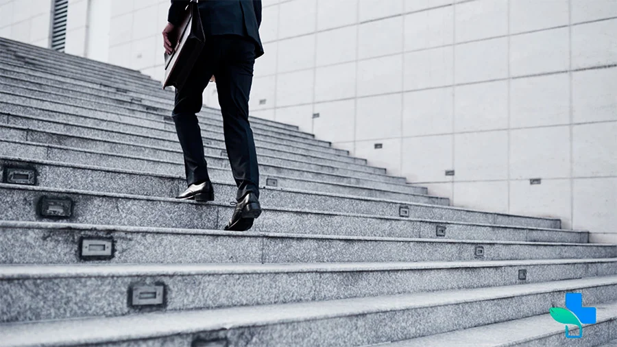 Мужчина бежит по лестнице