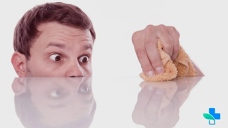 Мужчина натирает стол