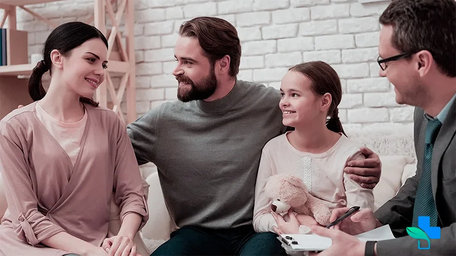 Семья сидит на консультации у врача