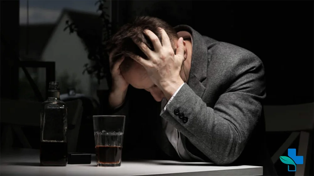 Мужчина держит голову в руках