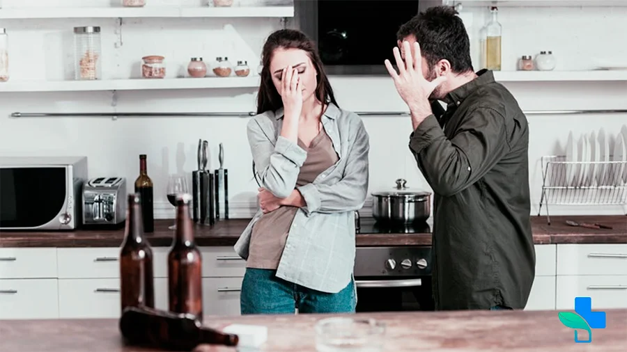 Девушка и парень ругаются