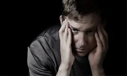 грустный мужчина смотрит в камеру