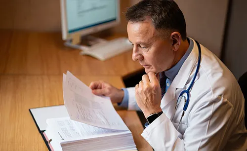 Врач просматривает результаты анализов