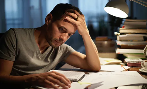 Мужчина с признаками неврастении