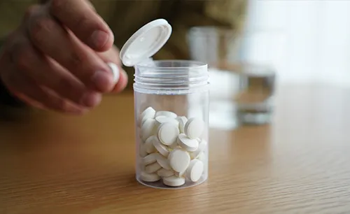 Таблетки на столе