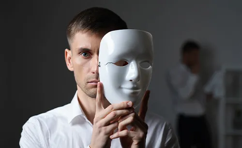 Мужчина притворствует