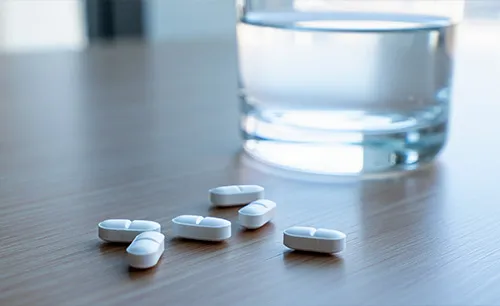 Таблетки нейролептиков на столе