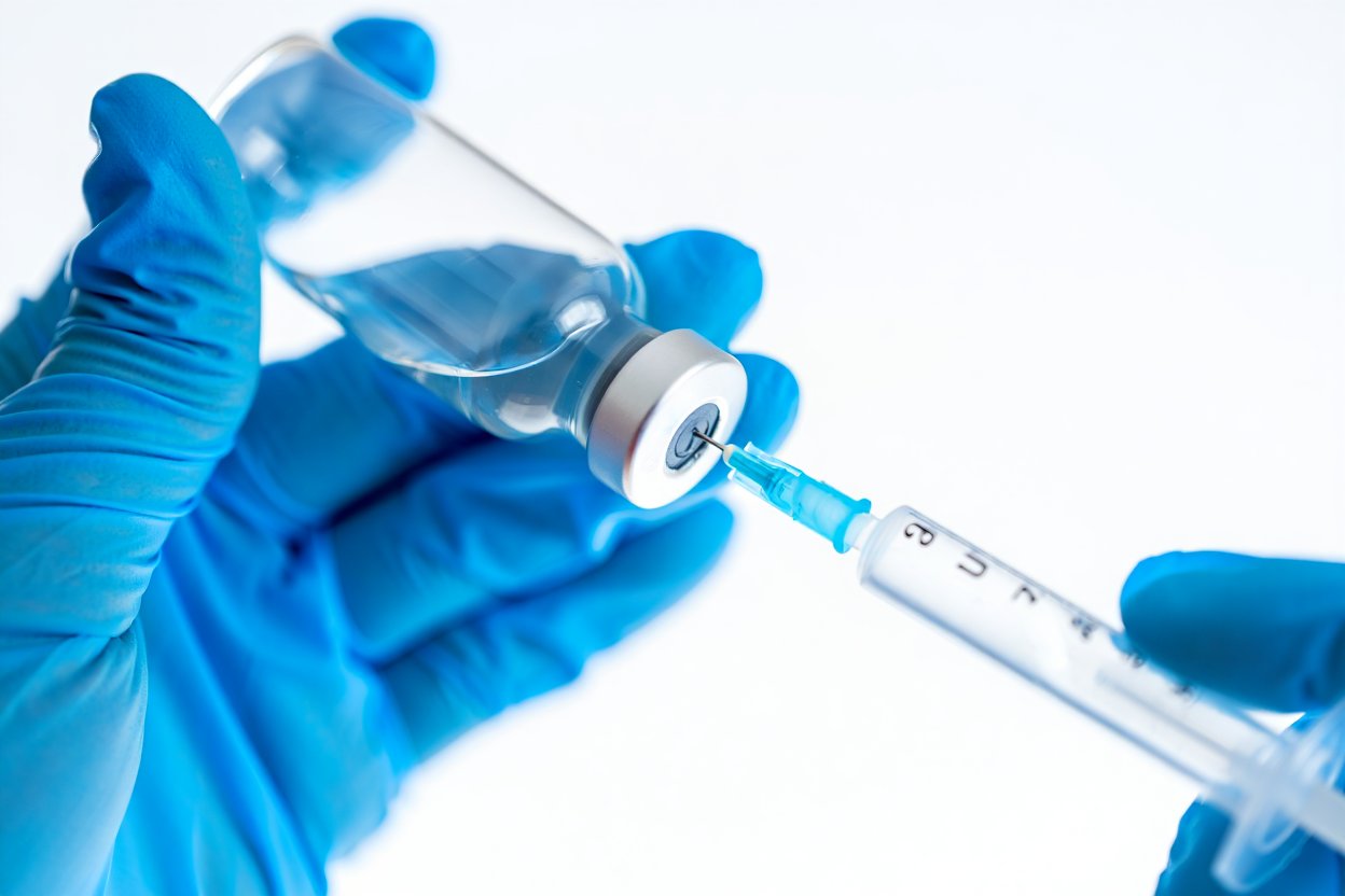 Шприцом набирают раствор из флакоан