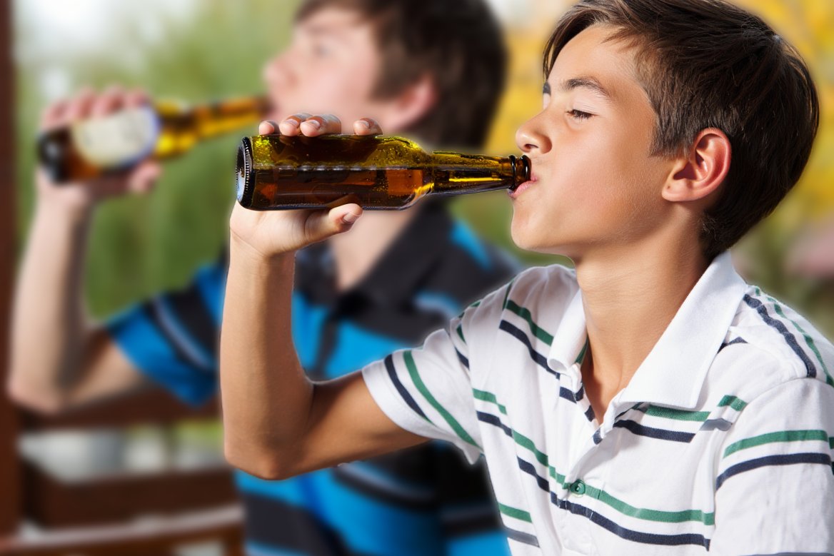 Два подростка пьют пиво