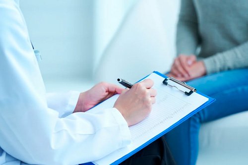 Врач пишет в документах