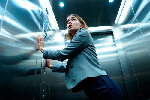 Девушка стоит в лифте