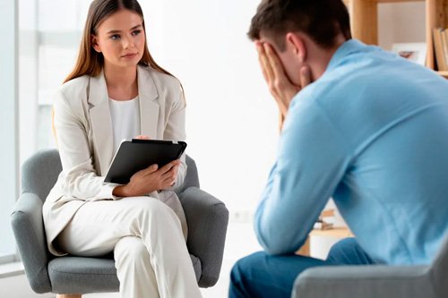 Мужчина сидит опустив лицо в руки