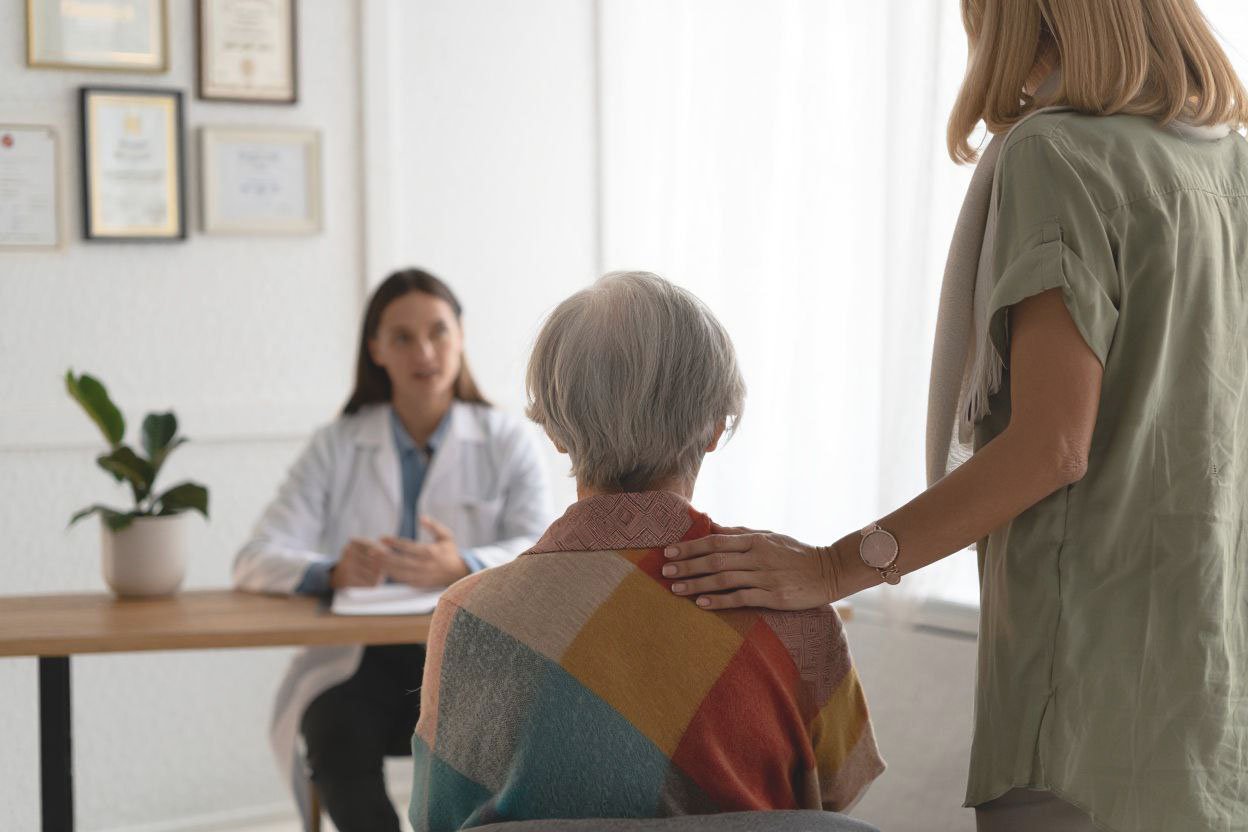 Человека с Альцгеймером привели к врачу